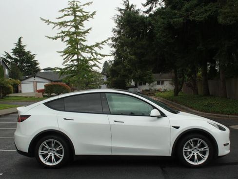 Used 2021 Tesla Model Y Long Range AWD/4WD image 8