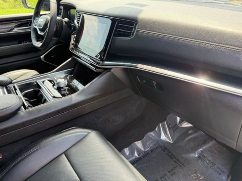 Used 2024 Jeep Wagoneer Base w/ Convenience Group I image 13