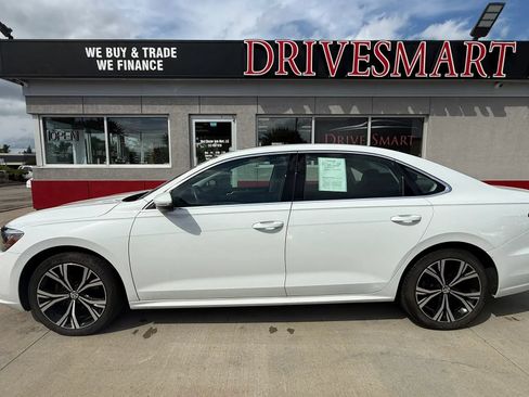 Used 2022 Volkswagen Passat 2.0T SE FWD image 5