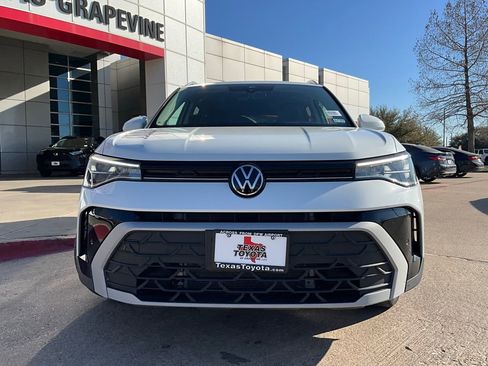 Used 2025 Volkswagen Taos SE image 3