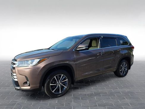 Used 2017 Toyota Highlander XLE AWD/4WD image 3