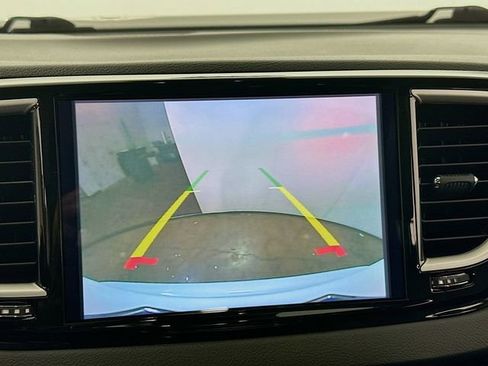 Used 2024 Chrysler Pacifica Touring-L image 15