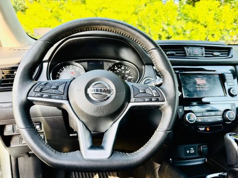 Used 2020 Nissan Rogue SV image 4