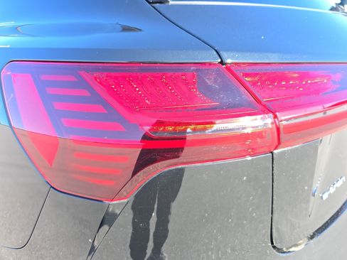 Used 2022 Audi e-tron Premium w/ Convenience Plus Package image 33