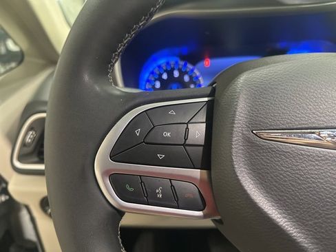 Used 2024 Chrysler Pacifica Touring-L image 14