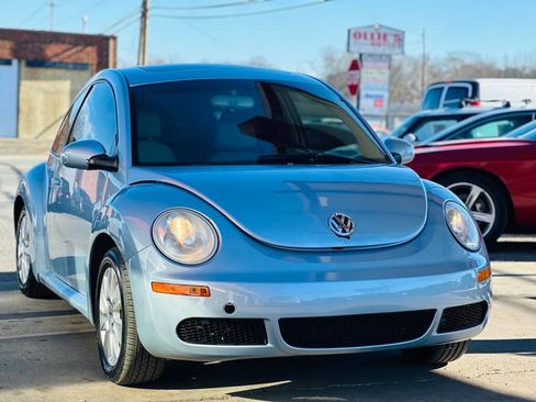Used 2010 Volkswagen Beetle Coupe image 4