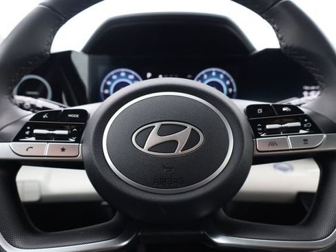 Used 2025 Hyundai Elantra Limited image 17