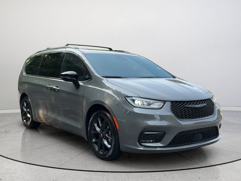 Used 2025 Chrysler Pacifica Limited FWD image 1