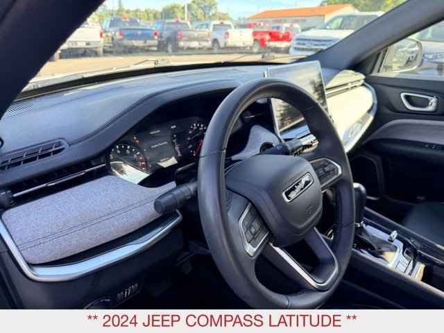 Used 2024 Jeep Compass Latitude AWD/4WD image 11