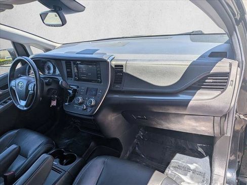 Used 2018 Toyota Sienna SE w/ Carpet Mat Package FWD image 21