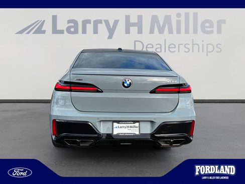 Used 2025 BMW 760i xDrive w/ Premium Package AWD/4WD image 4