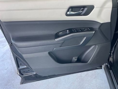 Certified 2023 Nissan Pathfinder SL FWD image 9