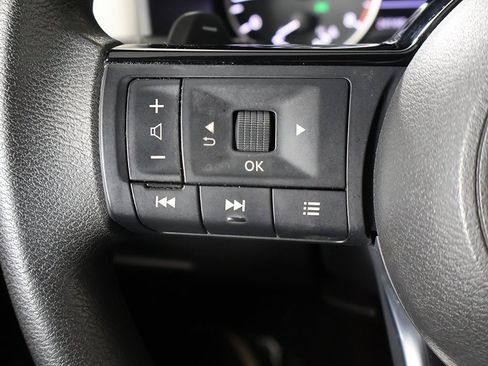 Used 2023 Nissan Rogue SV image 31