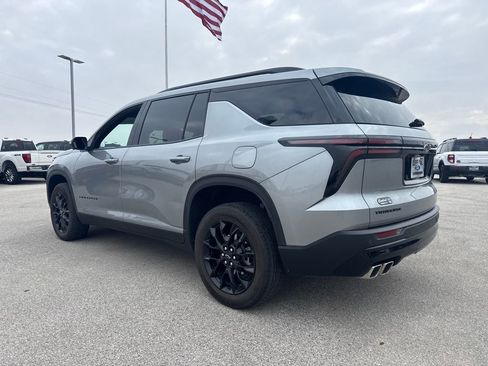 Used 2024 Chevrolet Traverse LT w/ Midnight/Sport Edition image 4