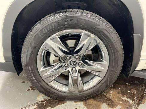 Used 2019 Toyota Highlander Limited Platinum AWD/4WD image 29