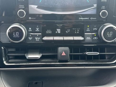 Used 2021 Toyota Highlander LE AWD/4WD image 16