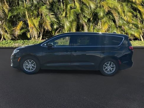 Used 2025 Chrysler Pacifica Select FWD image 9
