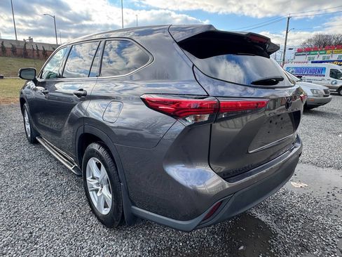 Used 2021 Toyota Highlander LE image 7