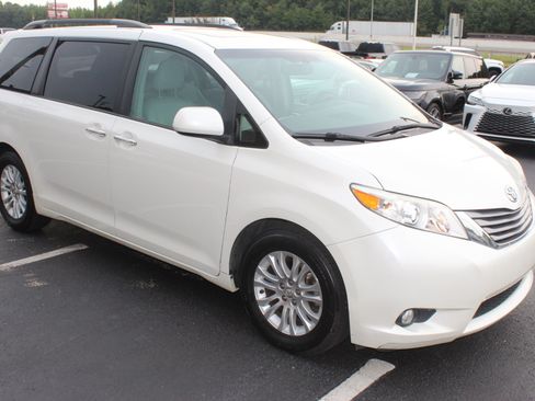 Used 2017 Toyota Sienna XLE w/ XLE Navigation Package FWD image 4