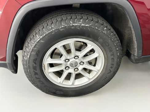 Used 2019 Jeep Grand Cherokee Laredo image 11