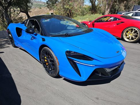 Used 2025 McLaren Artura Spider RWD image 3
