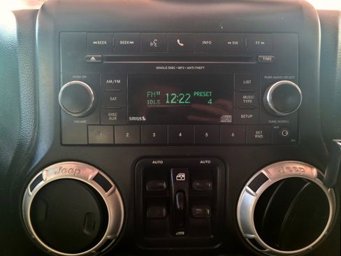 Used 2014 Jeep Wrangler Unlimited Sahara w/ Connectivity Group image 11