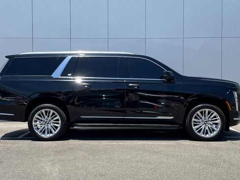 Used 2025 Cadillac Escalade ESV Luxury AWD/4WD image 6