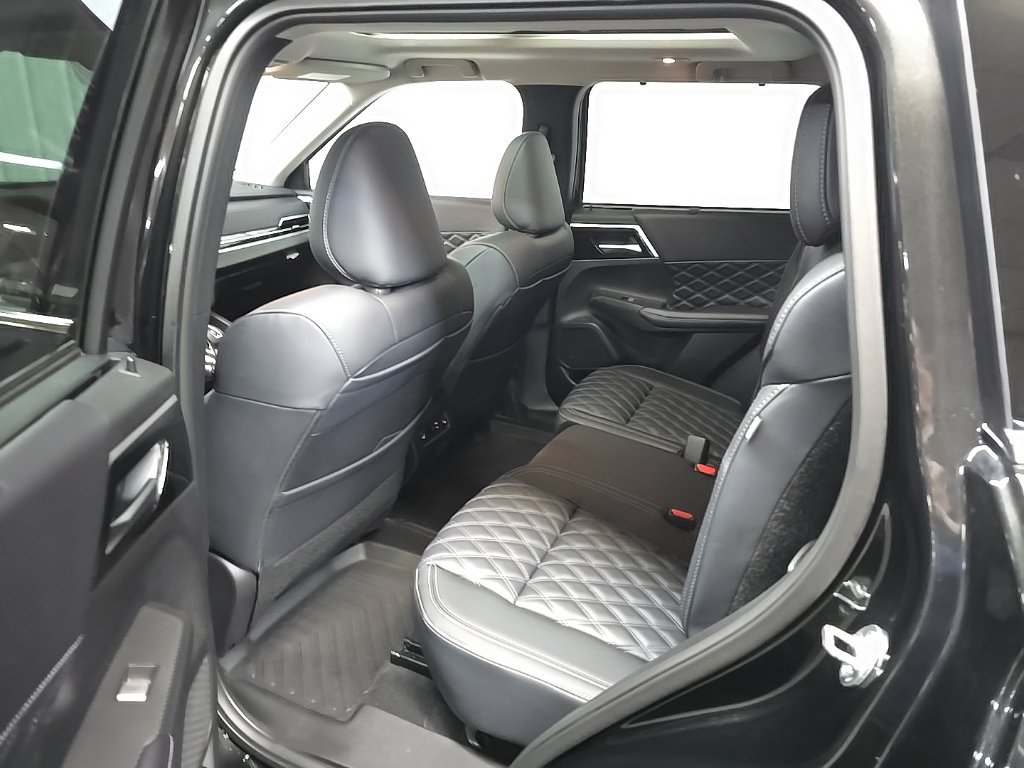 Used 2025 Mitsubishi Outlander SEL AWD/4WD image 34