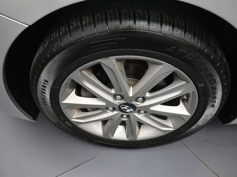 Used 2015 Hyundai Elantra SE w/ Option Group 03 FWD image 14
