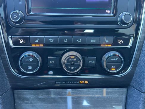 Used 2017 Volkswagen Passat 1.8T SE FWD image 25
