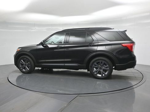 Certified 2022 Ford Explorer XLT w/ Equipment Group 202A image 7