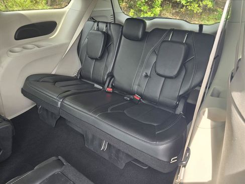 Used 2024 Chrysler Pacifica Touring-L FWD image 10