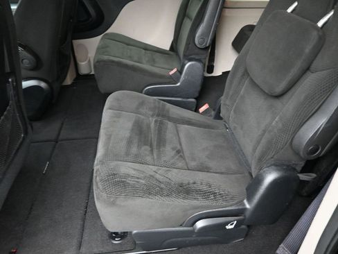 Used 2016 Dodge Grand Caravan SE image 18