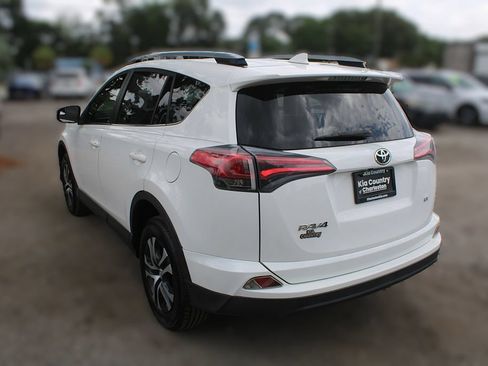 Used 2018 Toyota RAV4 LE FWD image 11