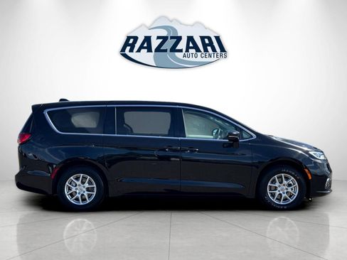 Used 2024 Chrysler Pacifica Touring-L FWD image 2