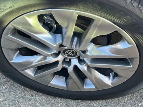 Used 2022 Toyota RAV4 Limited image 17