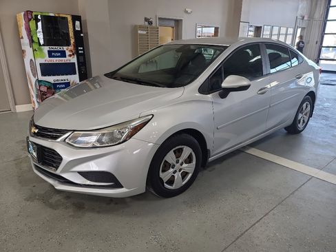 Used 2018 Chevrolet Cruze LS image 2