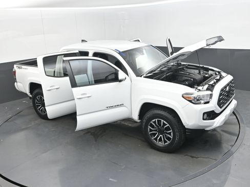 Used 2020 Toyota Tacoma TRD Sport w/ Technology Package RWD image 31