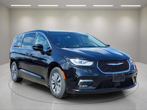 Used 2024 Chrysler Pacifica Limited FWD image 24