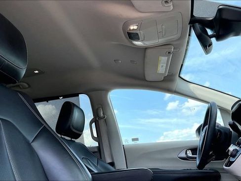 Used 2023 Chrysler Pacifica Touring-L FWD image 25