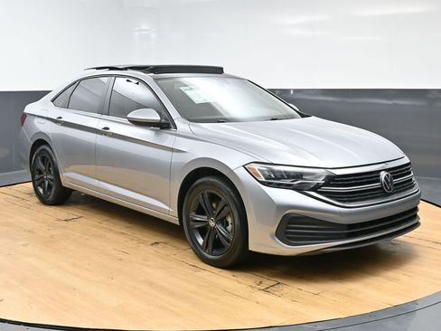 Used 2023 Volkswagen Jetta SE w/ Panoramic Sunroof Package image 3