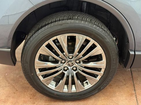 Used 2024 Toyota Venza XLE image 22