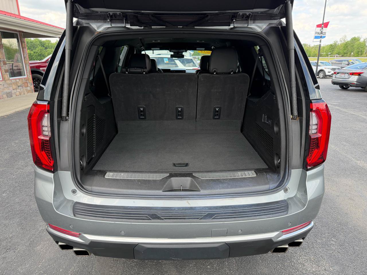 Used 2025 GMC Yukon XL Denali AWD/4WD image 6