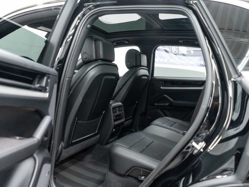 Used 2024 Porsche Cayenne AWD/4WD image 32