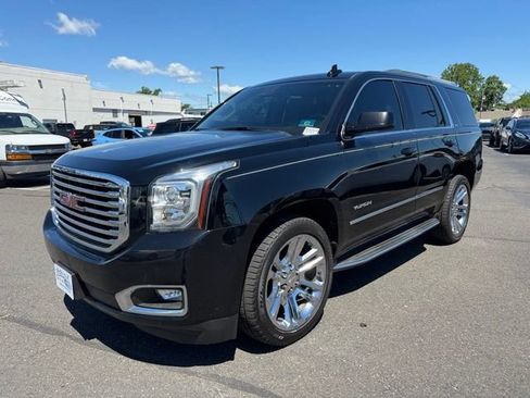 Certified 2018 GMC Yukon SLT w/ Premium Edition AWD/4WD image 3