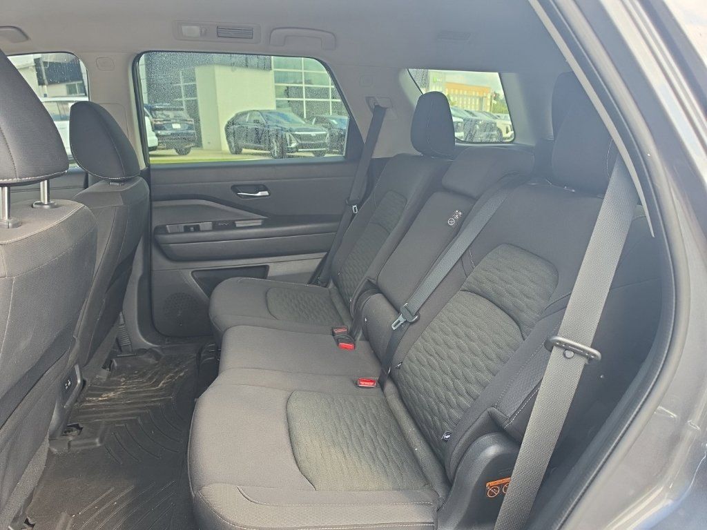 Used 2022 Nissan Pathfinder SV AWD/4WD image 11