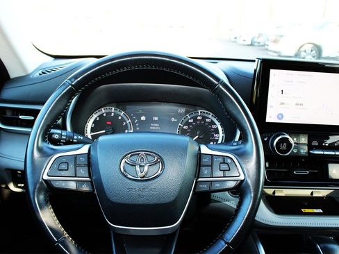 Used 2023 Toyota Highlander XLE image 31