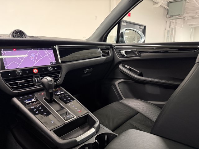 Certified 2024 Porsche Macan AWD/4WD image 16