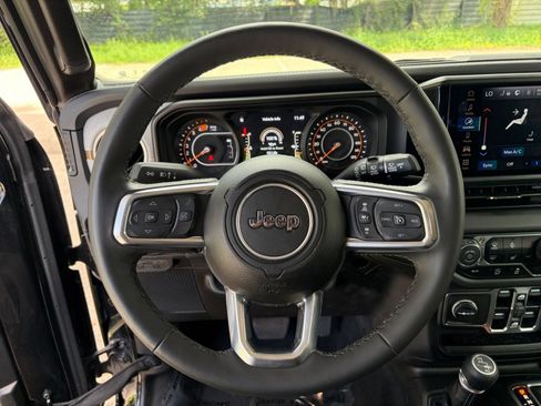 Used 2025 Jeep Wrangler Unlimited Sahara AWD/4WD image 27