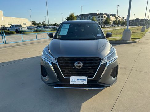Used 2023 Nissan Kicks S FWD image 3